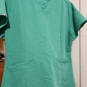 FIGS Sugical green top.         💚                  hardly worn like new